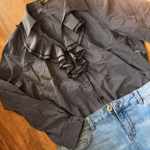 🖤Special Button Down Shirt Ruffles Details💋 - Picture 7 of 8